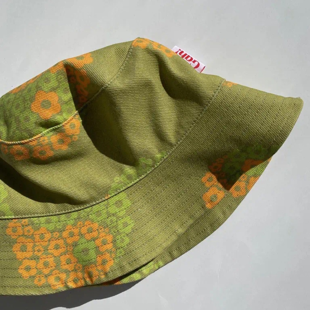 Lisa says Gah bucket hat